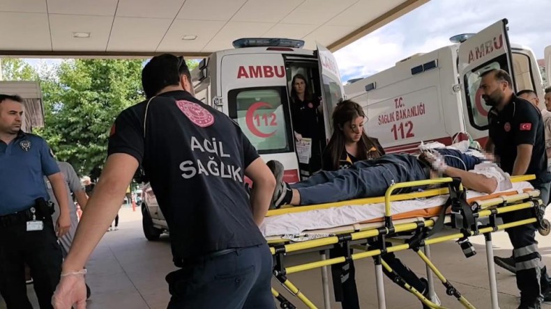 Fabrikanın çatısından düşen işçi hayatını kaybetti