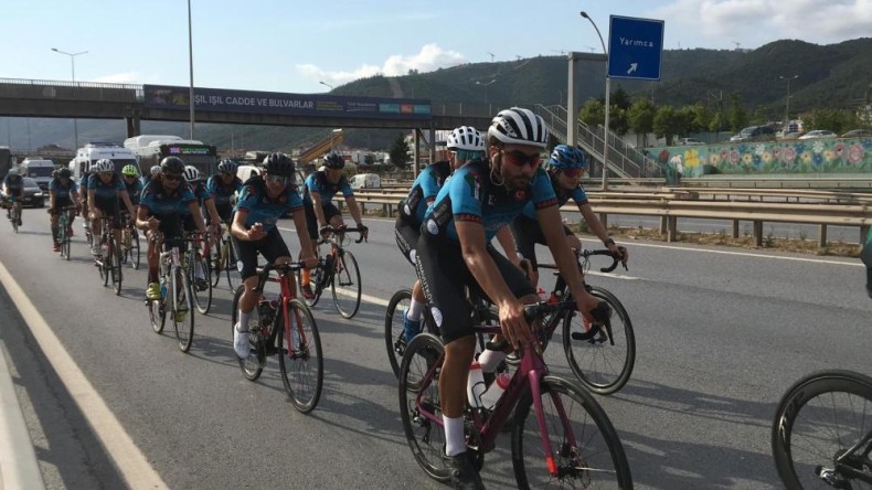 “8. Ulusal Ömer Halisdemir Bisiklet Turu” kapsamında sporcular Kocaeli’ye ulaştı