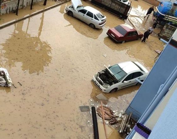 Yollar göle döndü, evleri su bastı