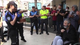 Tedavi gören polis memurunu mesai arkadaşları yalnız bırakmadı