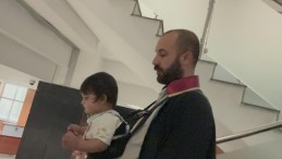 Avukat baba duruşmalara kucağında bebeğiyle girdi