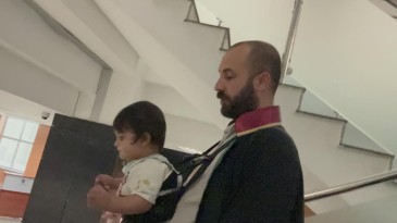 Avukat baba duruşmalara kucağında bebeğiyle girdi