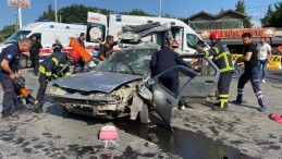 İzmit’te feci kaza: Kamyon ve 2 otomobil kazaya karıştı