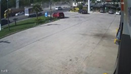 Trafik ışıklarında bekleyen araçları böyle biçti