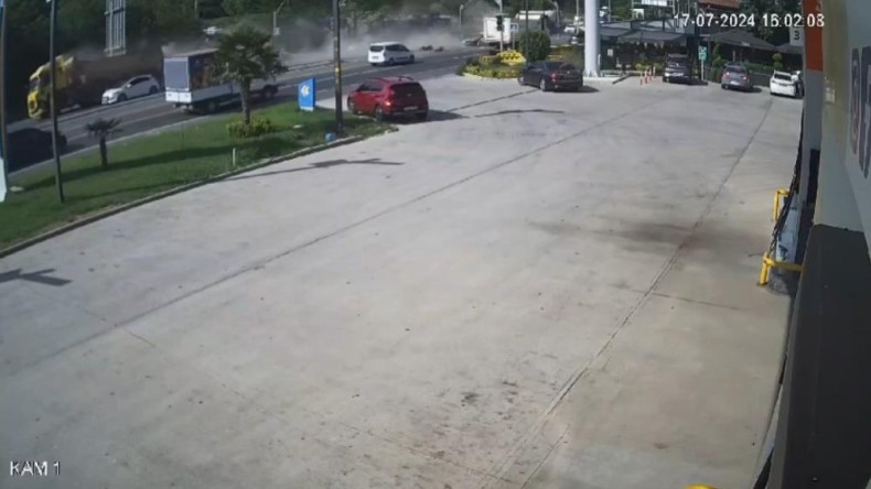 Trafik ışıklarında bekleyen araçları böyle biçti