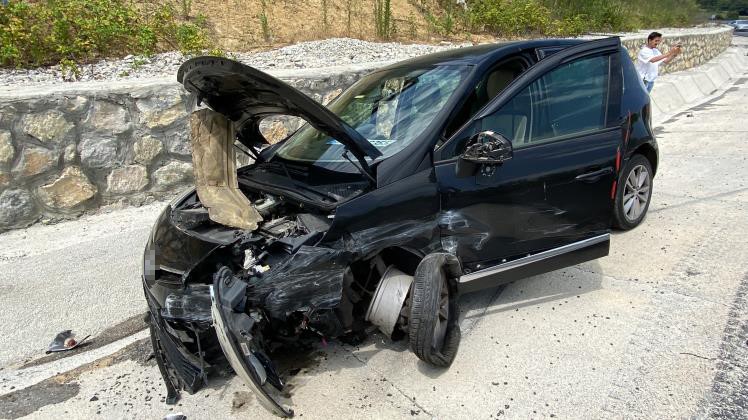 Bariyerlere çarpan otomobil 50 metre savruldu