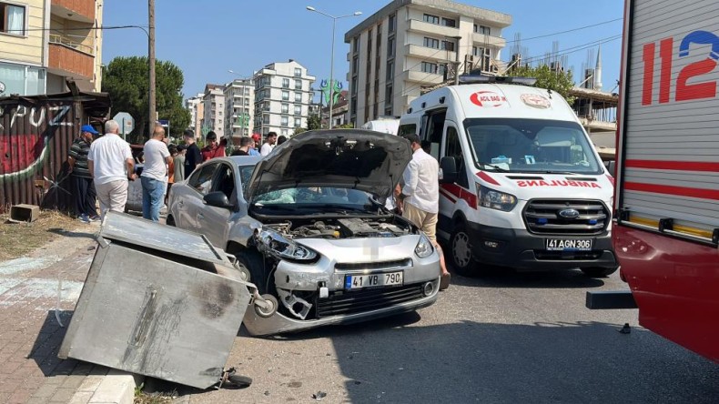 Kaza yapan otomobil ortalığı birbirine kattı: 2’si yaya 4 yaralı