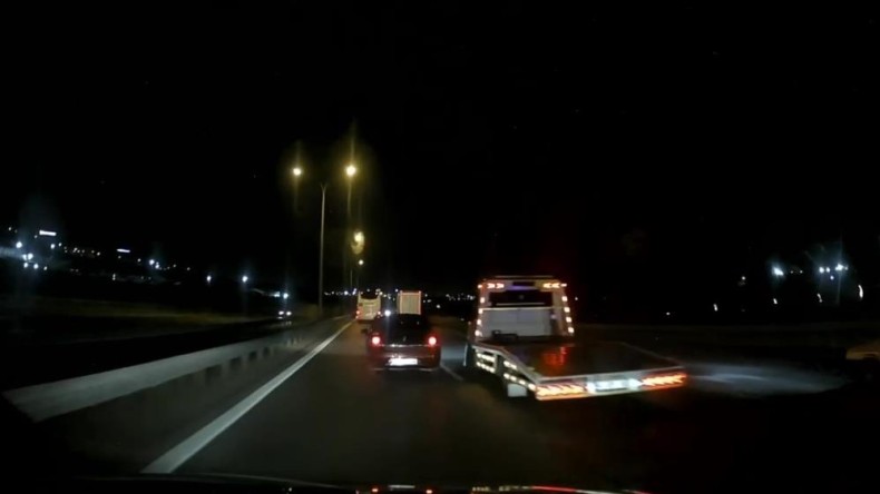 Trafikte tehlikeli anlar: Sürücüleri yol boyunca taciz ettiler