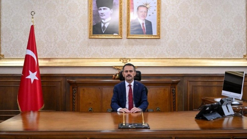 Göreve başladığı ilk gün adına sahte hesaplar açıldı