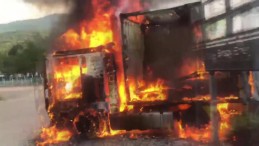 Alev alev yanan TIR’dan geriye iskeleti kaldı