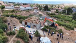 O ilçede kaçak yapılar yıkıldı