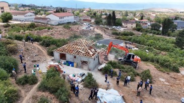 O ilçede kaçak yapılar yıkıldı