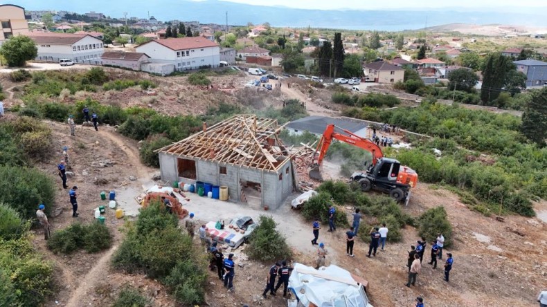 O ilçede kaçak yapılar yıkıldı