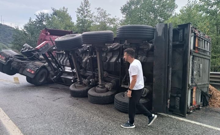 TIR devrildi, yol kilitlendi