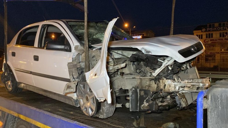 İzmit’te 3 araç kazaya karıştı: Yaralı var