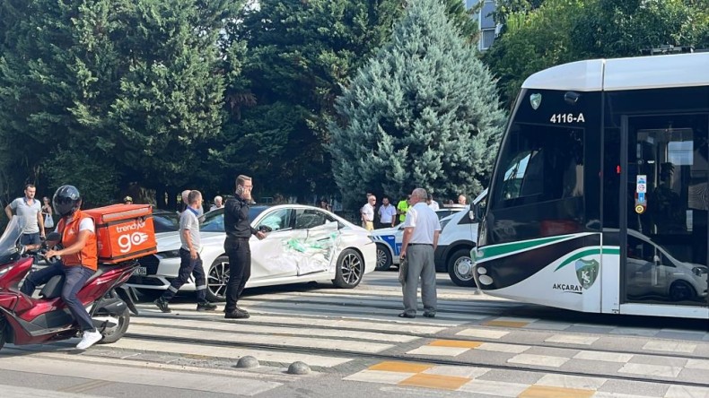 İzmit’te tramvay otomobile çarptı: 3 yaralı