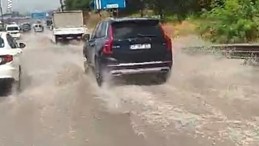 Kocaeli’de sağanak yağış sonrası kanallar taştı