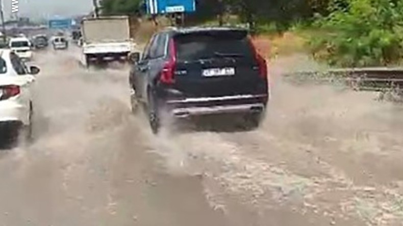 Kocaeli’de sağanak yağış sonrası kanallar taştı