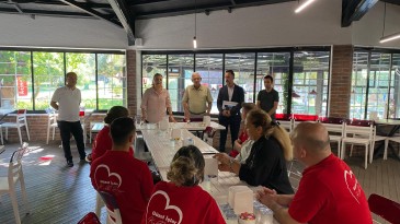 Başkan Hürriyet, Gülümse Kafe personeliyle bir araya geldi