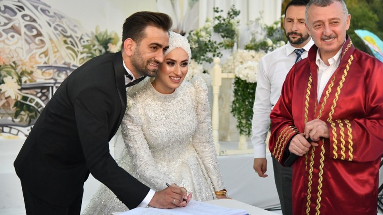 Başiskele’nin en genç muhtarı dünya evine girdi