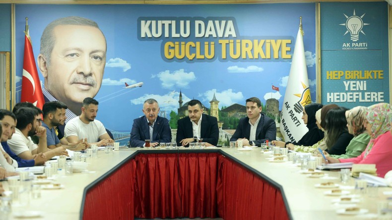 Başkan Büyükakın Ak Gençler’e konuk oldu