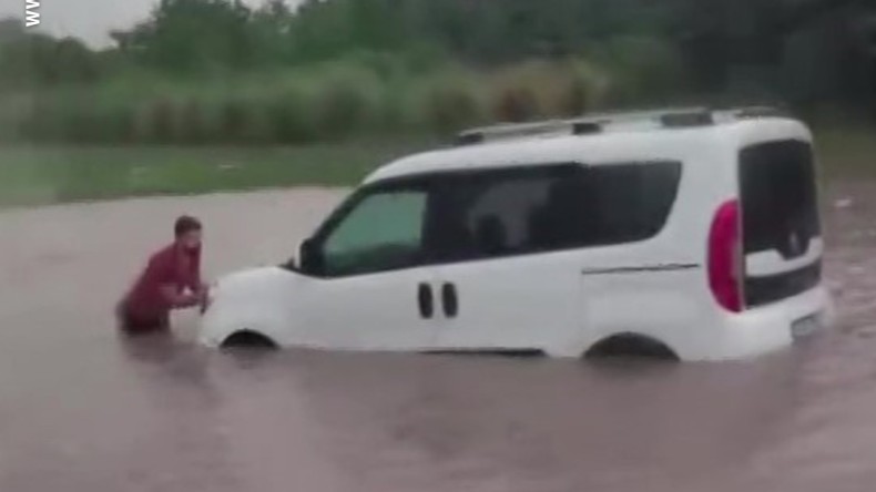 Kocaeli’de sağanak hayatı felç etti: İşte o anlar