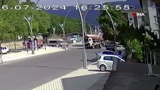 Kartepe’de kamyon devrildi, o anlar kameraya yansıdı