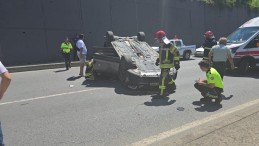 Çalışır haldeki otomobil 6 metre yükseklikten karayoluna uçtu