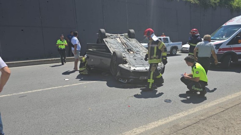 Çalışır haldeki otomobil 6 metre yükseklikten karayoluna uçtu