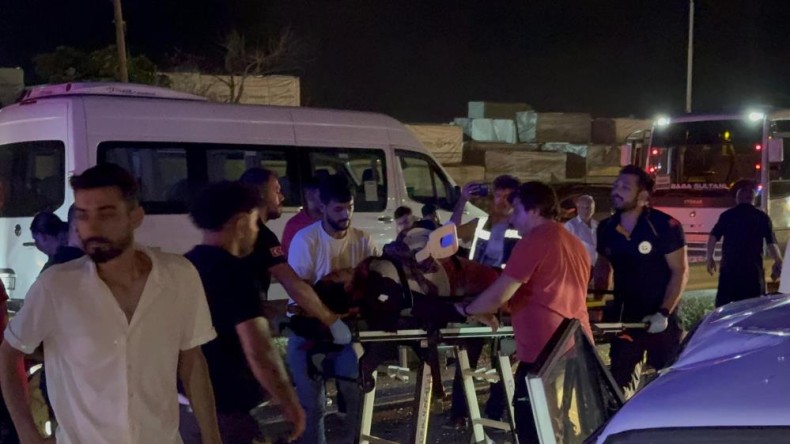 İşçi servisi otomobil ile çarpıştı: 2’si çocuk 5 yaralı