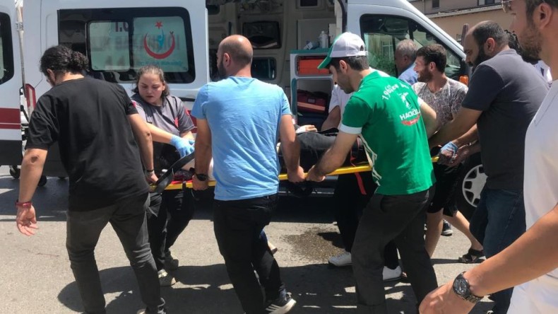 Otomobil karşıdan karşıya geçen yayaya çarptı