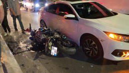 Motosiklet, kırmızı ışıkta bekleyen otomobile çarptı