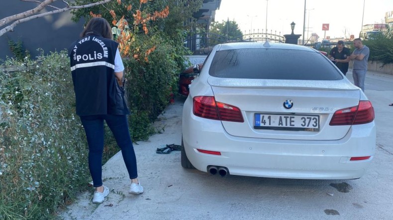 Otomobilin camını kırıp, hayalet ekranı çaldılar