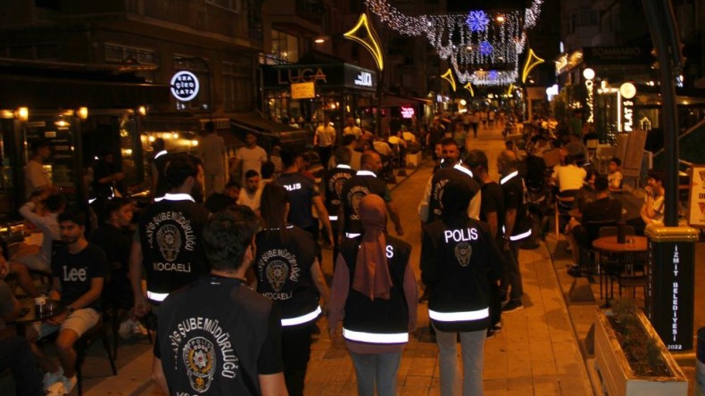 İzmit’te 2 günde 958 şahıs ve 45 araç polis kontrolünden geçti
