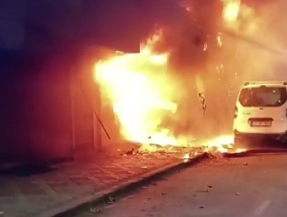 İzmit’te iş yeri alevlere teslim oldu