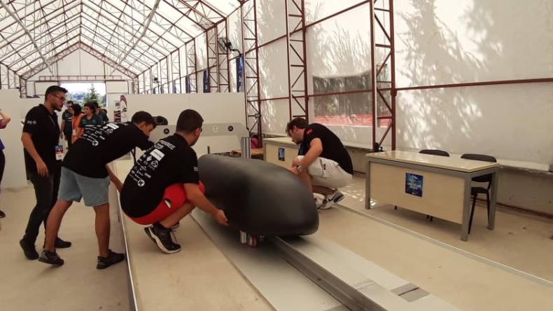 Kıyasıya rekabet: Gençler hyperloop yarışmasında ter döküyor