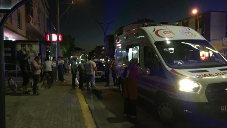 Otomobilini park etmek isterken 2 çocuğa çarptı