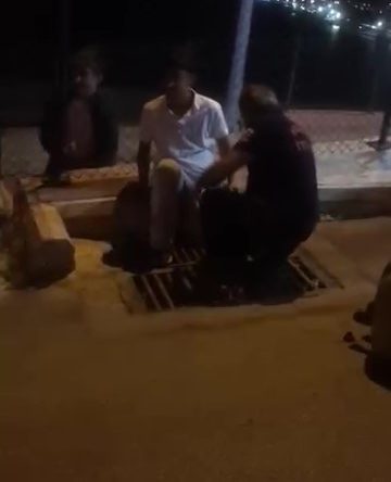 Ayağı mazgala sıkışan genci itfaiye kurtardı