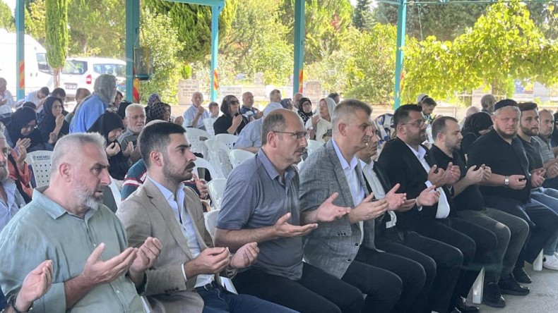 Depremde hayatını kaybedenler için eller semaya açıldı