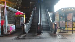 İzmit merkezde olay: Kafenin çatısına düştü