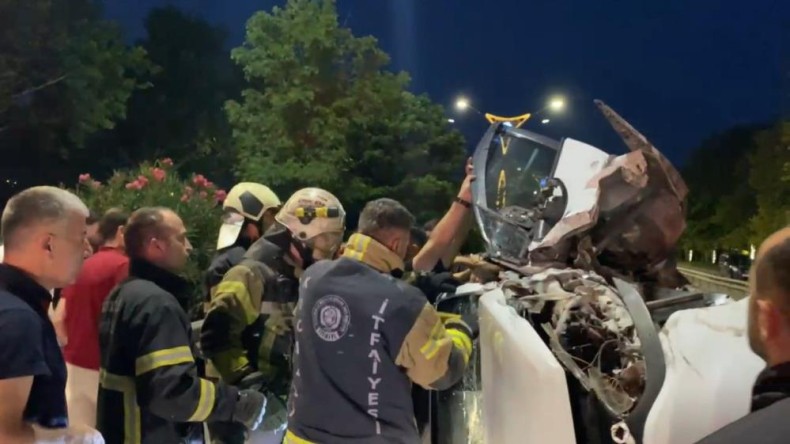 Yan yatan otomobilden böyle kurtarıldı