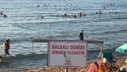 Kandıra’da denize giren 2 genç boğulma tehlikesi geçirdi