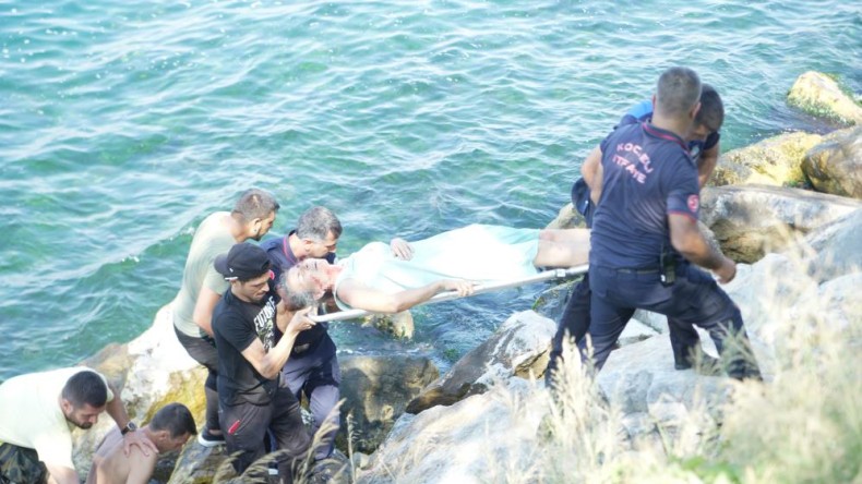 3 tekerlekli bisiklet kayalıklardan denize uçtu: 3 kadın yaralı