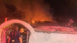 Kocaeli’de korkunç yangın: 3 ev alevlere teslim oldu