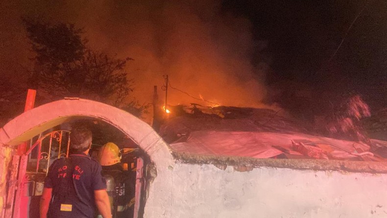 Kocaeli’de korkunç yangın: 3 ev alevlere teslim oldu