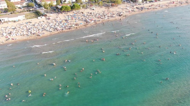 Okulların açılmasına günler kala Kandıra’nın plajları doldu taştı