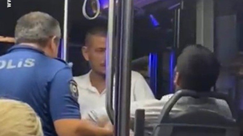 Otobüste sızan genci polis böyle uyandırdı