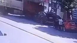 Başiskele’de freni boşalan kamyon dehşet saçtı