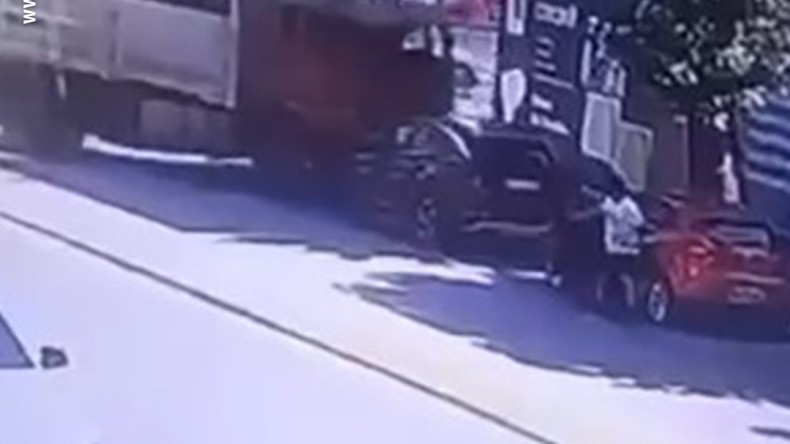 Başiskele’de freni boşalan kamyon dehşet saçtı