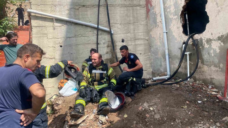 Apartmanın bodrum katında yangın: 4 kişi mahsur kaldı